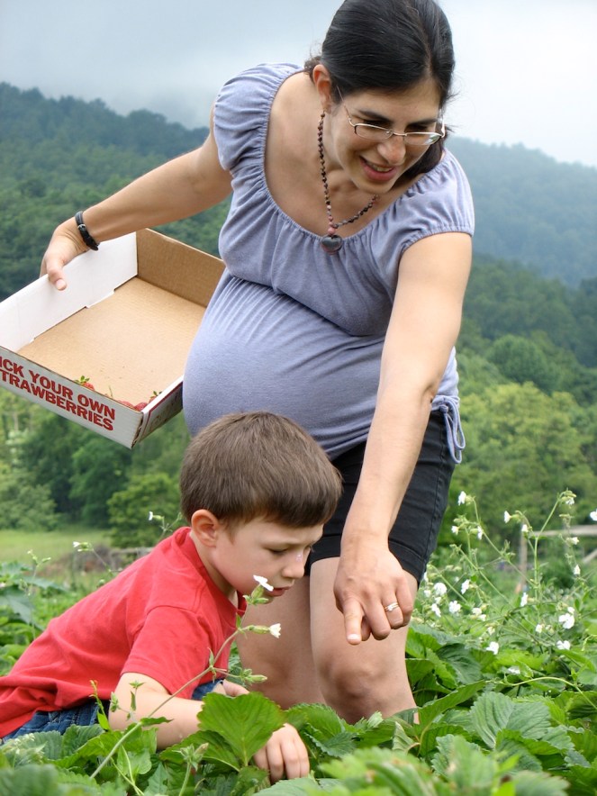 em-pregnant-and-theo-picking-strawberries-2010